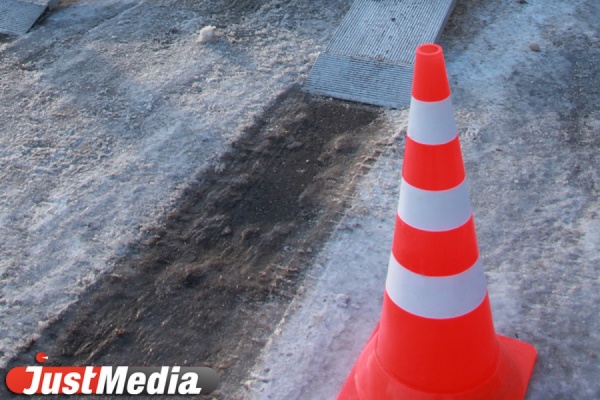 В Екатеринбурге из-за застрявшей фуры остановилось движение по улице Репина - Фото 1