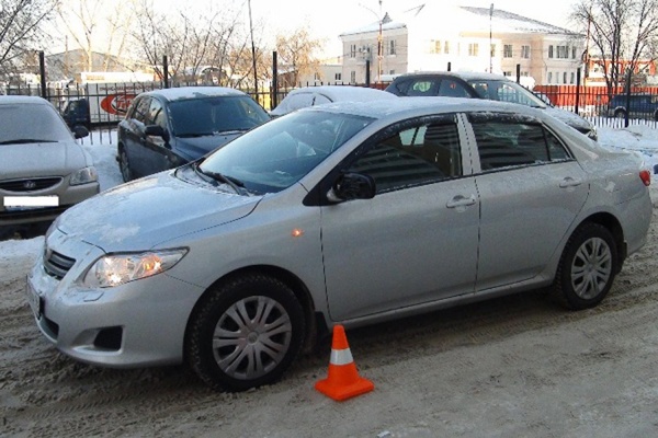 В Екатеринбурге во дворе дома водитель легковушки сбил десятилетнюю девочку - Фото 1
