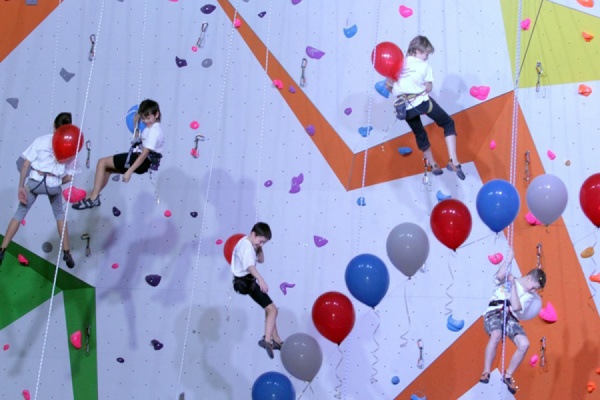 В УрГЭУ детей-сирот будут учить скалолазанию - Фото 1