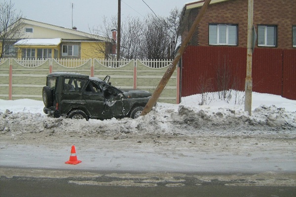 В Екатеринбурге УАЗ врезался в столб освещения. Погиб водитель - Фото 1
