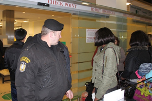 Трех ночных бабочек из Нигерии принудительно отправили на родину - Фото 1