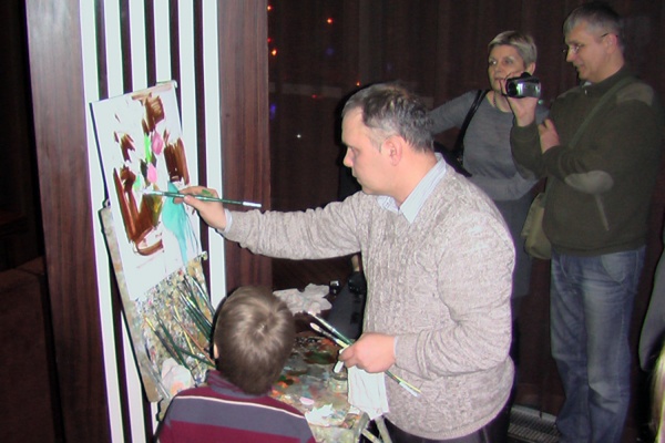 Уральский художник провел мастер-класс в кафе. Посетителей он учил писать натюрморт - Фото 1