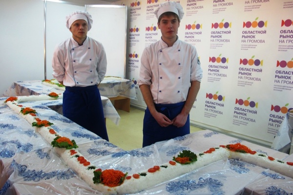 Гигантскую змею создали из риса и овощей в Екатеринбурге - Фото 1