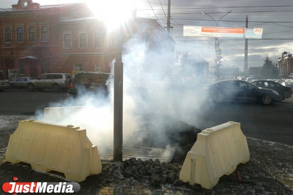 Неужели торф? В центре города  из-за подземного пожара пострадал светофор - Фото 1