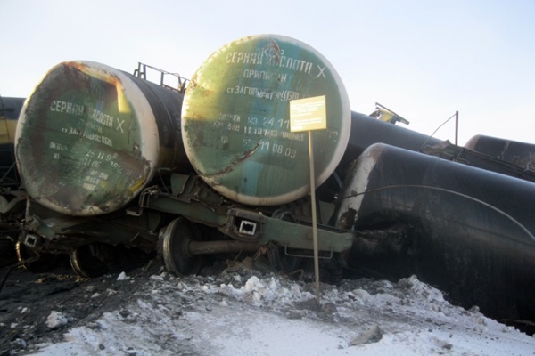 Из опрокинувшихся на СУМЗе цистерн откачали 280 тонн серной кислоты - Фото 1