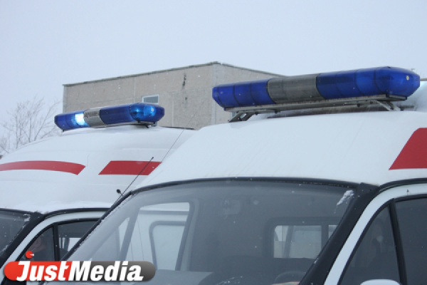 В Екатеринбурге спасатели сняли с крыши пятиэтажки мужчину, пытавшегося покончить с собой - Фото 1