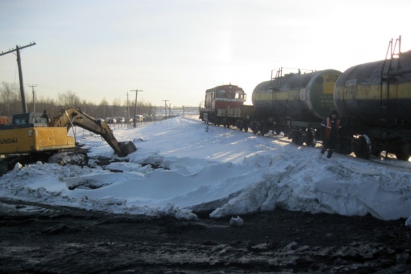 На место разлива серной кислоты на СУМЗе завезено уже 2000 тонн извести - Фото 1