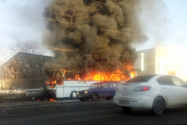 На улице Фронтовых Бригад горит рейсовый автобус - Фото 1