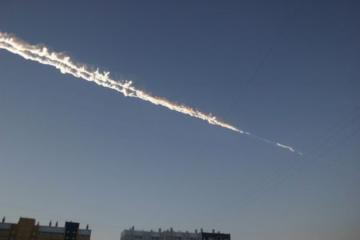 Над челябинском. Падение метеорита Челябинск. Метеорит в Челябинске 2013. Комета в Челябинске. Челябинский метеорит Эпицентр взрыва.