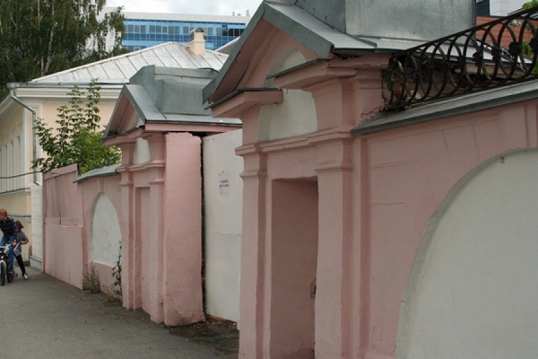 Историки и краеведы бьют тревогу: в Екатеринбурге снесли ворота усадьбы купчихи Ланггауз - Фото 1