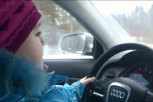 Ребенок за рулем Ауди