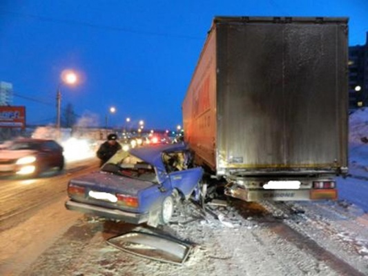 В Первоуральске водитель легковушки въехал в тягач. Один человек погиб - Фото 1