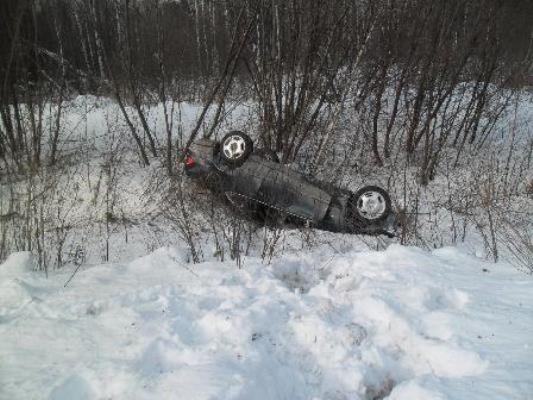 В Ирбите перевернулся «Мерседес». Пострадали три человека - Фото 1