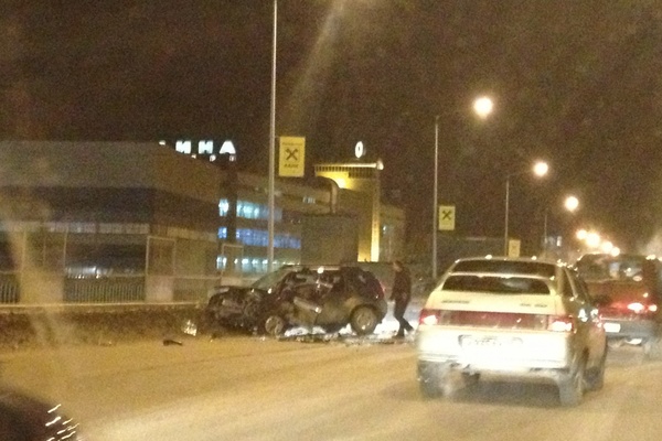 Страшное ДТП на Калиновском мосту: водитель Lada Priora разбил встречную машину всмятку - Фото 1