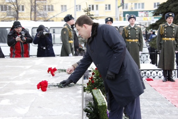 В память о подвиге. Руководители области возложили цветы к памятнику танкистам-добровольцам - Фото 1
