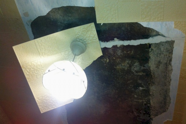 Крыша поехала! В одном из жилых домов Полевского обвалилась потолочная плита - Фото 1