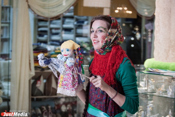 В «Европе» проводили Масленицу хороводами, горячими блинами и… гонками на ослах - Фото 1