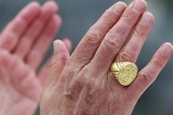 Франциск попросил изготовить папский «перстень рыбака» из серебра, а не из золота. Россия и мир. JustMedia.ru