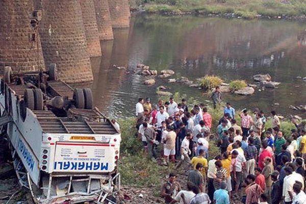 Жизни пострадавшей при падении автобуса с моста в Индии россиянки ничего не угрожает - Фото 1
