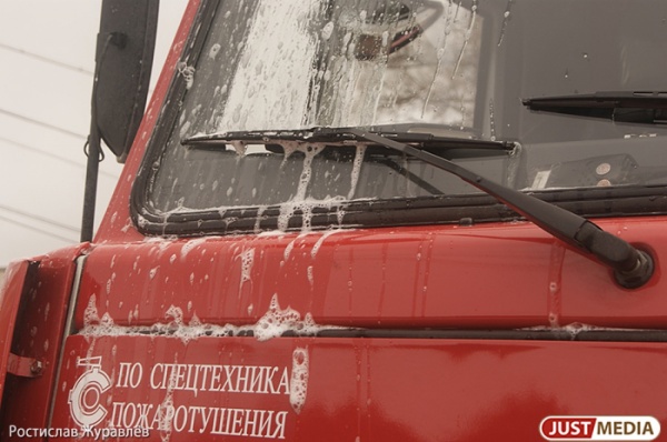 Под Красноуфимском в ДТП попала цистерна с кислотой. Последствия аварии более пяти часов ликвидировали спасатели и полиция - Фото 1