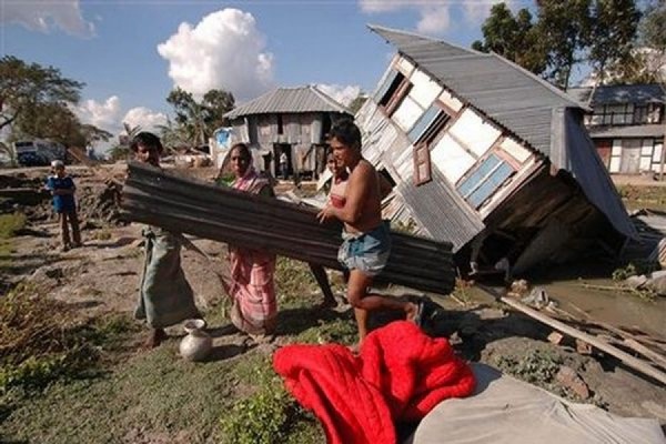 Жертвами мощного торнадо на востоке Бангладеш стали 20 человек - Фото 1