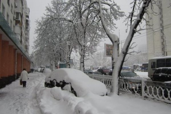 В Киеве из-за рекордного снегопада понедельник объявлен выходным днем - Фото 1