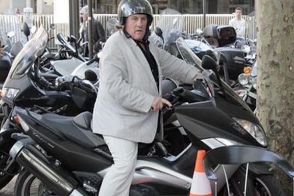 У актера Жерара Депардье в Париже угнали скутер - Фото 1