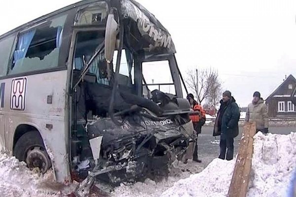 В Волгоградской области пассажирский автобус столкнулся с иномаркой - Фото 1