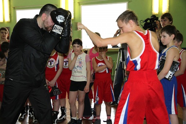 Родион Пастух дал мастер-класс юным боксерам: показал свои коронные удары - Фото 1