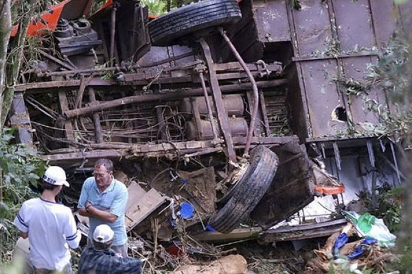 В Рио-де-Жанейро автобус рухнул с эстакады, погибли 7 человек - Фото 1