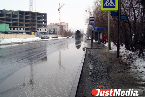 Весна не в радость. В Екатеринбурге талая вода залила остановку общественного транспорта - Фото 1