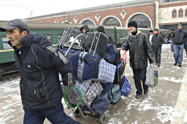 Мигрантов, нарушивших закон, могут лишить права въезда в РФ на 10 лет - Фото 1