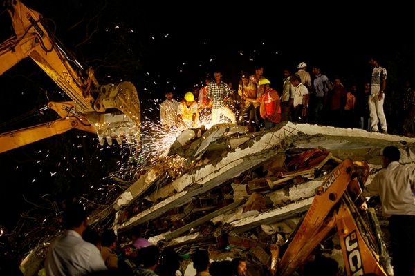 Число жертв обрушения семиэтажного дома в Мумбаи выросло до 72 - Фото 1