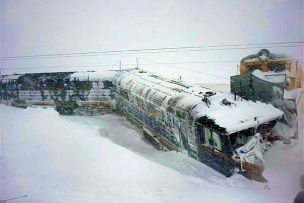 В Хабаровском крае лавина сбила с рельсов тепловоз пассажирского поезда - Фото 1