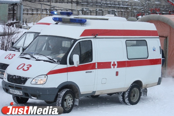 В Екатеринбурге пьяный водитель иномарки врезался в стоящий ВАЗ. Пострадало два человека - Фото 1
