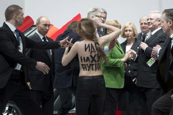 Активистки Femen разделись перед Путиным на промышленной ярмарке в Ганновере - Фото 1