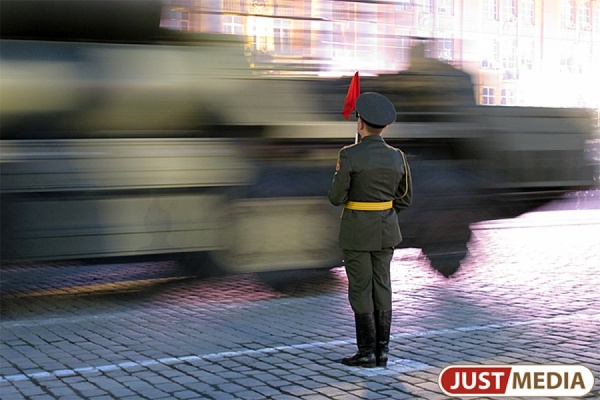 В Екатеринбурге перекрывают улицы — начинаются репетиции Парада Победы - Фото 1