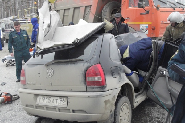 На Кольцовском тракте легковушка столкнулась с КАМАЗом-снегоуборщиком. Пострадал один человек - Фото 1