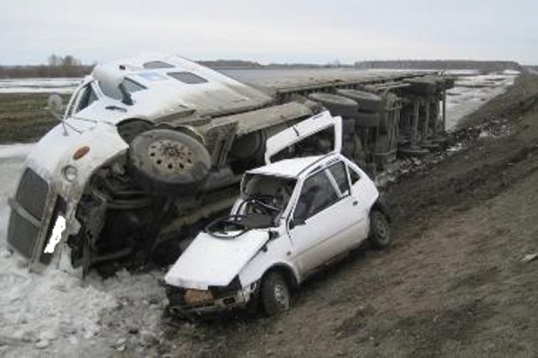 На автодороге Екатеринбург-Тюмень водитель «Оки» столкнулся с тягачом. Пострало два человека - Фото 1
