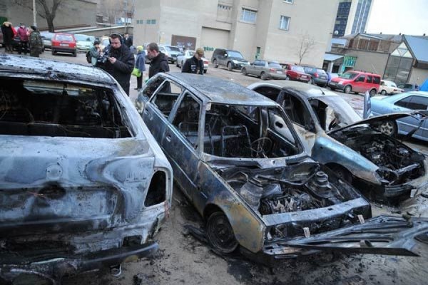 На юге Москвы в ночь на пятницу сгорели четыре автомобиля - Фото 1