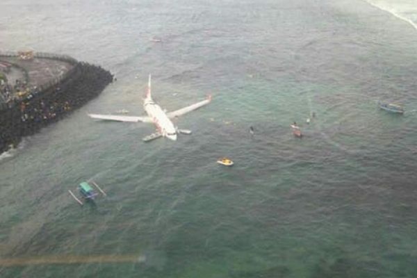 У побережья Бали разбился пассажирский самолет - Фото 1