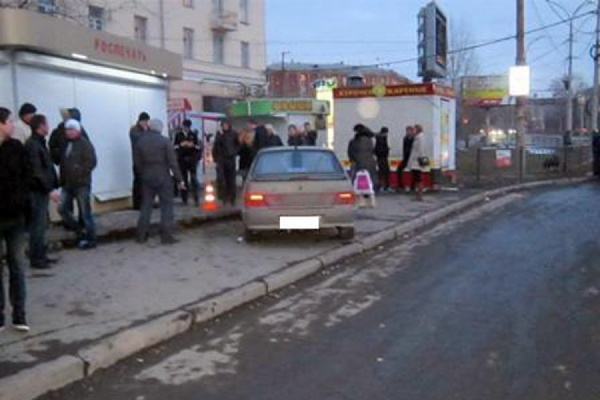 В Екатеринбурге водитель легковушки сбил маму с дочкой на остановке общественного транспорта - Фото 1