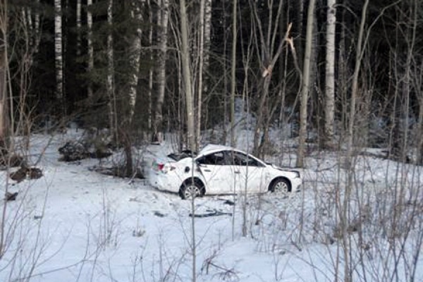 На Серовском тракте скорость привела иномарку в кювет. Пострадали три человека - Фото 1