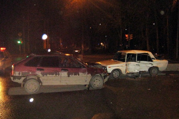В Екатеринбурге водитель-новичок, проехав на красный свет, врезался в «Жигули». Пострадали пять человек - Фото 1