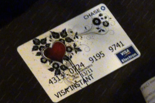 Хотел разбогатеть и жить красиво. Полицейские задержали изготовителя поддельных банковских карт - Фото 1