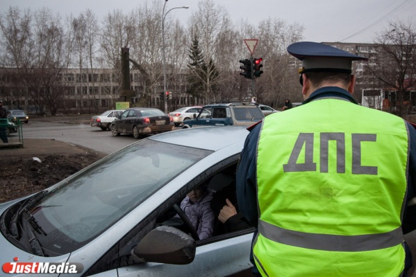 В Екатеринбурге родители пренебрегают правилами перевозки детей в автомобилях - Фото 1