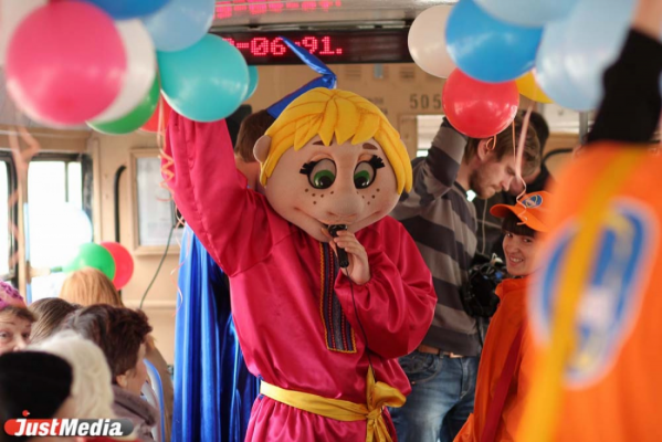 Участницы уральского хора «Уралмашевка» устроили танцы в трамвае - Фото 1