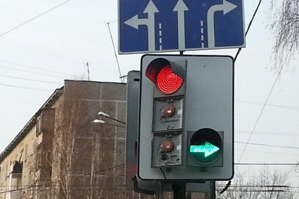 Вниманию автомобилистов! В Екатеринбурге на Данилы Зверева—Сулимова неисправен светофор: горит только «красный» или «зеленый» налево - Фото 1