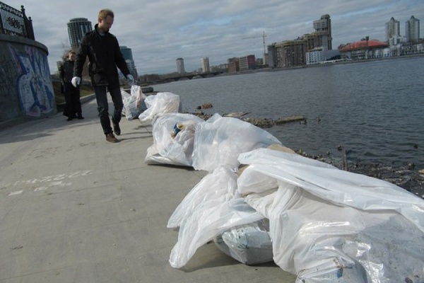 Золотая молодежь опередила команду Высокинского. Члены молодежного правительства собрали со дна Исети восемь мешков бутылок, остальное скрыла вода - Фото 1