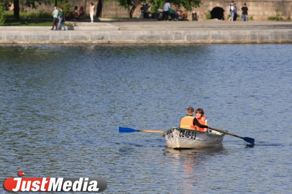 В Ирбитском районе пьяный водитель вместе с автомобилем упал в реку - Фото 1